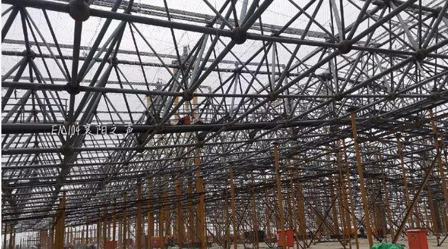 襄陽東津高鐵站建設(shè)邁入關(guān)鍵階段，首片屋蓋網(wǎng)架鋼結(jié)構(gòu)成功安裝